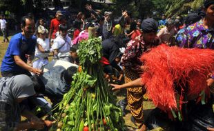 BEREBUT GUNUNGAN GREBEG SYAWALAN DI TAMAN BALEKAMBANG