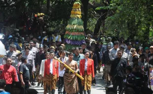 GUNUNGAN GEBYAR SYAWALAN DI TAMAN JURUG