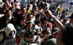 Penumpang KA ekonomi menumpuk di Stasiun Jebres