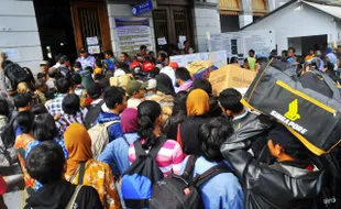 ANTREAN PENUMPANG KERETA EKONOMI