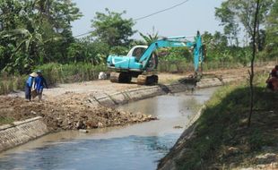 PENGERUKAN SEDIMEN SALURAN IRIGASI