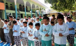 SALAT ISTISQA DI SD AL FIRDAUS SOLO