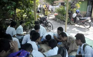 SISWA SMK COKROAMINOTO BELAJAR DI RUMAH