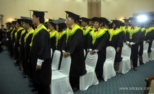 WISUDA UNIVERSITAS SAHID SOLO