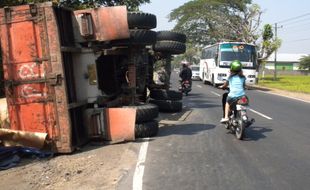 Truk terguling nyaris mengenai rumah warga