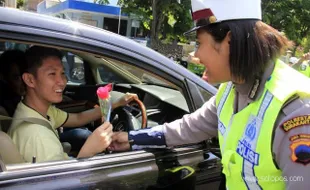 ANGGOTA SATLANTAS POLRESTA SOLO BAGIKAN BUNGA