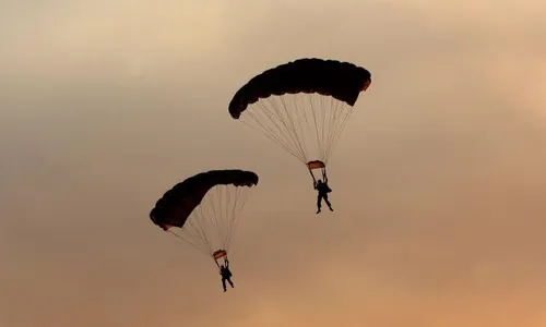  PENERJUN MELAYANG di ATAS PANTAI LOSARI