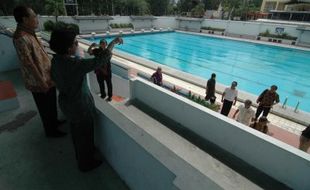 Proyek molor, pengunjung kolam renang Tirtomoyo dirugikan