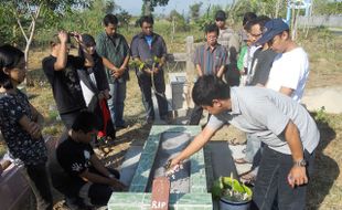 ZIARAH KE MAKAM MANTAN PEMRED SOLOPOS