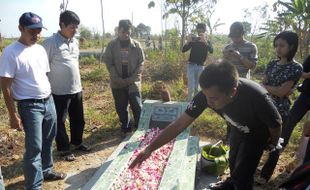 TABUR BUNGA di MAKAM MANTAN PEMRED SOLOPOS