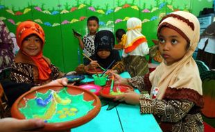 SISWA TKII AL ABIDIN MELUKIS MOTIF BATIK 