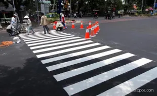 PENGECATAN ULANG MARKA JALAN