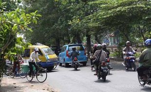 JALAN ADISUCIPTO DITUTUP, KENDARAAN TERPAKSA MEMUTAR