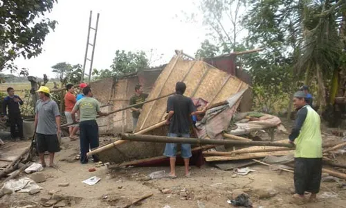 Sering jadi tempat aktivitas pelacuran, rumah dan warung makan dibongkar warga