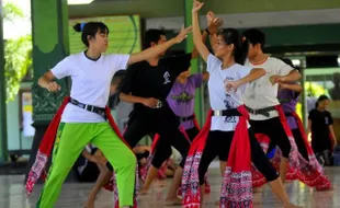 LATIHAN TARI DI SMKN 8 SOLO