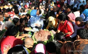 PEMBAGIAN NASI TUMPENG GUDANGAN 