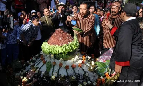 WALIKOTA SOLO POTONG TUMPENG DALAM GREBEG PANGAN SEHAT