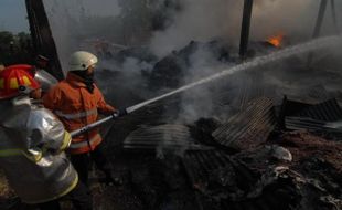 Gudang plastik nyaris ludes dilalap api