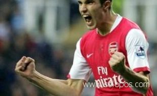 Soal isu ke Manchester City, Van Persie cuma tertawa