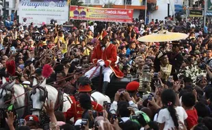 WARGA LAMBAIKAN TANGAN KEPADA MEMPELAI 