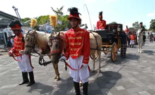 Masyarakat Jogja menunggu kirab pengantin