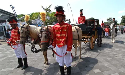 Masyarakat Jogja menunggu kirab pengantin