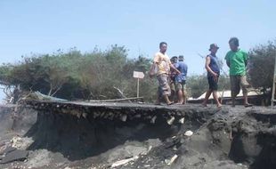 ABRASI LAUT DI PANTAI KUWARU, BANTUL