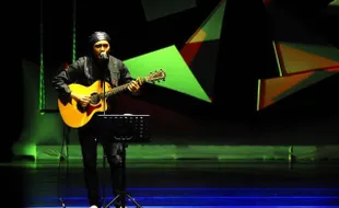 GLENN FREDLY IKUT TAMPIL DALAM PERTUNJUKAN TEATER