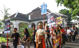 PAWAI KESADARAN BUDAYA LOKAL OLEH REMAJA