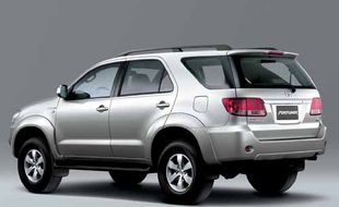 Pegawai PT KA Indonesia Solo menangkan undian Toyota Fortuner dari BNI 