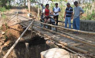 Jembatan rusak 2 tahun terabaikan, warga berswadaya bikin jalur darurat