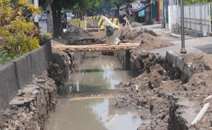 PEMBUATAN DRAINASE TERKENDALA HUJAN