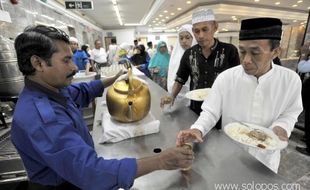 Makan untuk jemaah, lebih baik dalam kemasan atau prasmanan?