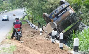 Tronton terbalik di Ampel 