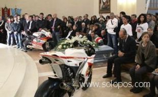  Ribuan orang hadiri pemakaman Simoncelli