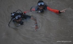 Pemulung kalap terseret arus sungai