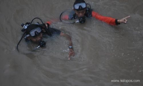 Pemulung kalap terseret arus sungai