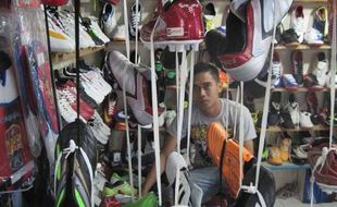 Berburu sepatu berharga miring, asyik namun butuh kecermatan