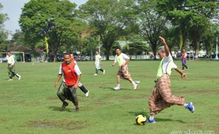 MENENDANG BOLA