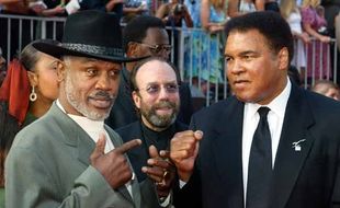 Joe Frazier, rival berat Muhammad Ali meninggal dunia