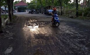 Perbaikan jalan rusak di Karanganyar dikebut