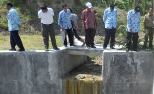 Saluran Bendung Lanang retak