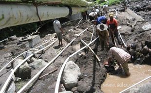 Warga Surjo perbaiki pipa air bersih