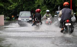 GENANGAN AIR AKIBAT HUJAN