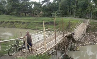 Jembatan darurat pun bikin deg-degan