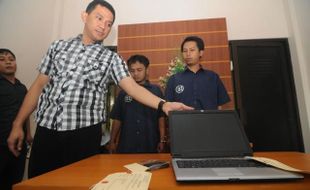 PENCURI LAPTOP