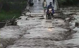  Banjir lahar dingin putuskan akses dua desa