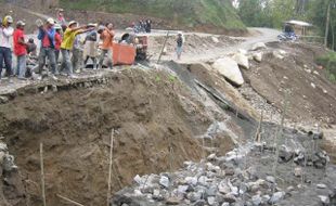 PEMBANGUNAN JEMBATAN GANTUNG di JRAKAH