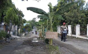 Rusak,  jalan Saradan-Pengkok ditanami pohon pisang