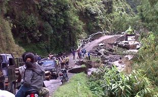 WARGA PERBAIKI JEMBATAN TUK NGANTEN